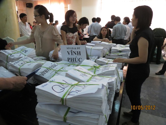 Bàn giao hồ sơ đăng ký dự thi đại học, cao đẳng năm 2012